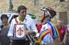 Matteo Renzi consegna a Giovanni Santi il dono per il Sindaco di Torino
